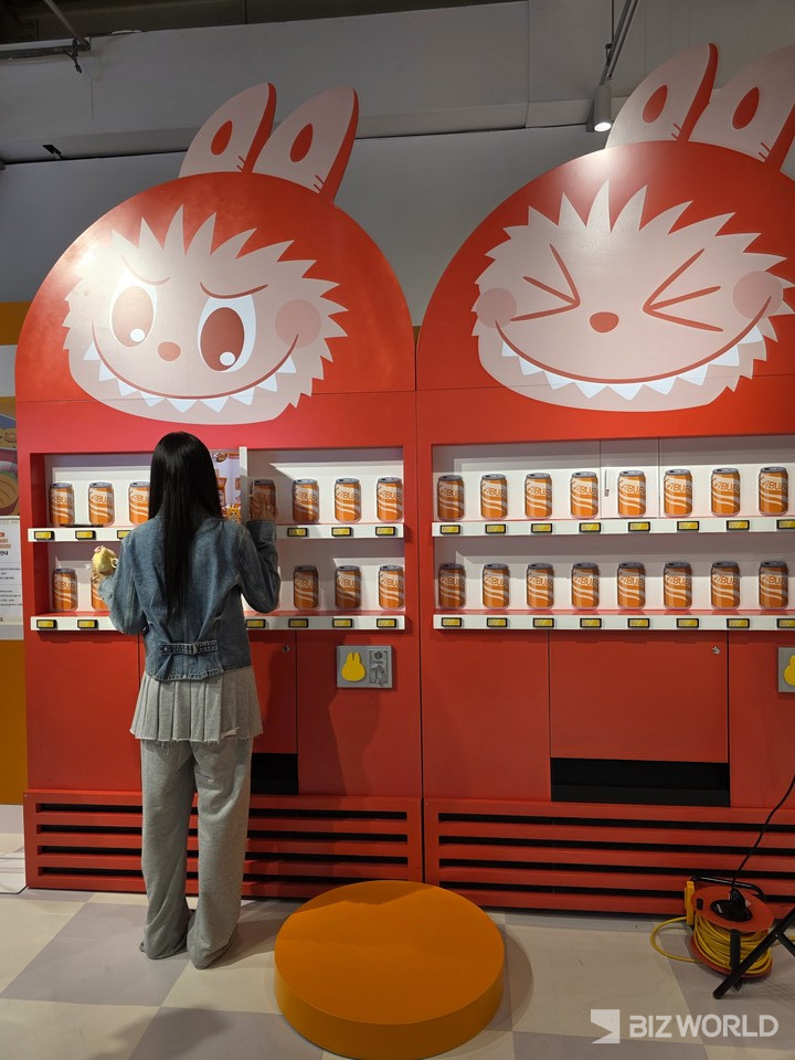 '라부부 찾기 미니게임'을 체험중인 방문객. 사진=이효정 기자