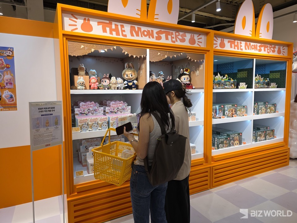 방문객이 라부부 상품을 살펴보고 있다. 사진=이효정 기자