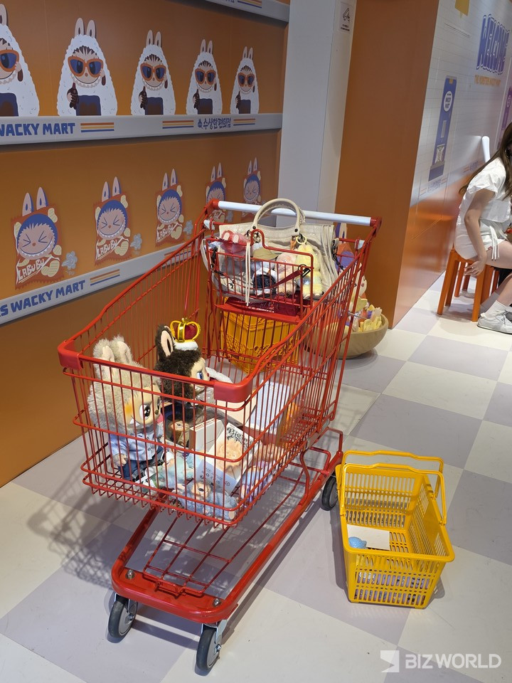 카트에 자신이 구매한 라부부 상품을 넣고 인증샷을 촬영할 수 있다. 사진=이효정 기자