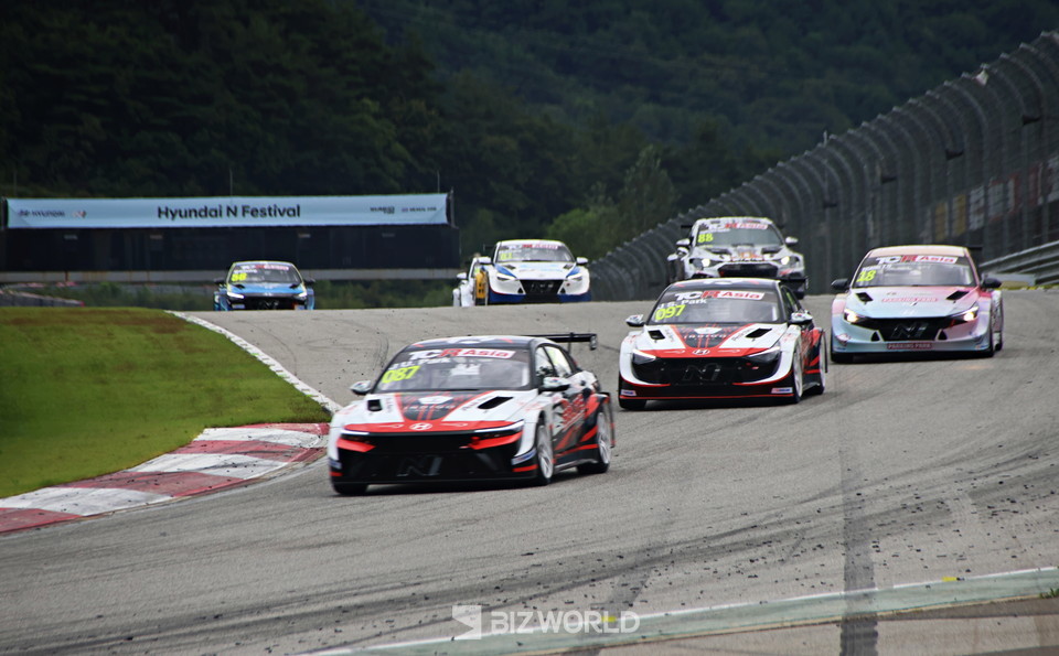 TCR 아시아 인제 레이스1(7라운드) 결승 경기 출발 장면. 인제=손진석 기자