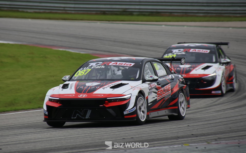 한국팀인 쏠라이트 인디고 박준의(87번)와 박준성(97번)이 1위를 차지하기 위한 경쟁을 펼치고 있다. 인제=손진석 기자