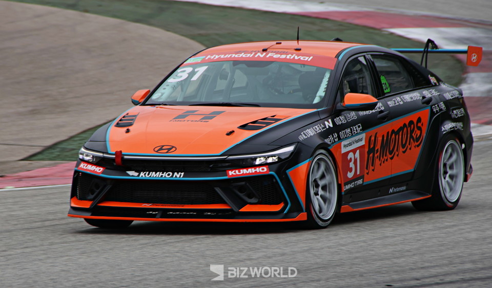 H모터 레이싱팀 김효겸(31번)이 예선 기록을 경신하기 위해 역주하고 있다. 인제=손진석 기자