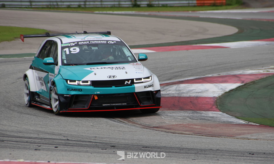 금호 SLM 노동기(19번)가 같은 팀 이창욱의 기록을 앞서기 위해 가속하고 있다. 인제=손진석 기자