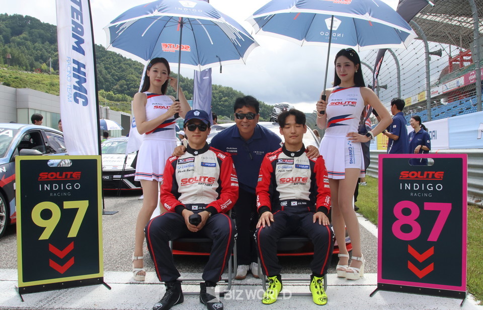 이재우 쏠라이트 인디고 감독(가운데)이 그리드워크에서 선수들과 사진을 촬영하고 있다. 인제=손진석 기자