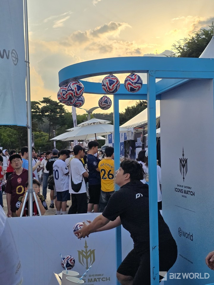 떨어지는 공 잡기 체험 이벤트를 즐기고 있는 관람객. 사진=이효정 기자