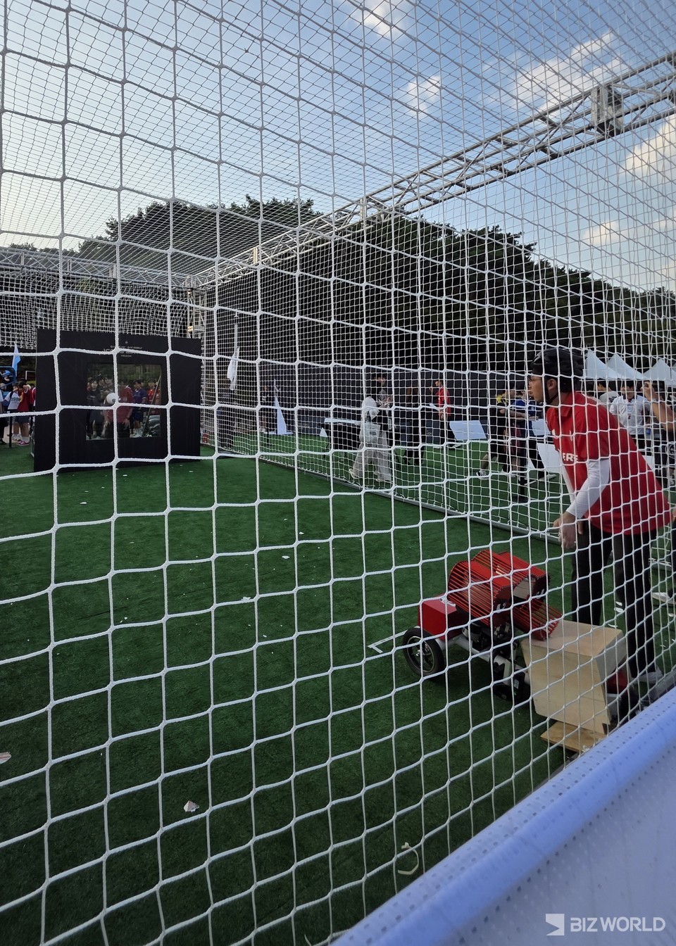 부스 안에서 슈팅 공 속도를 체험하고 있는 방문객. 사진=이효정 기자