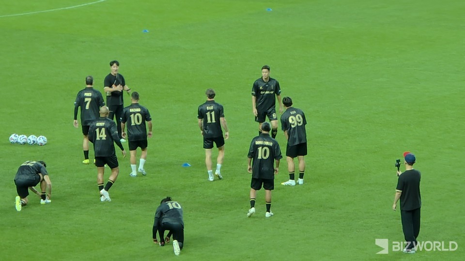 2025 아이콘매치 'FC 스피어' 팀이 경기 시작 전 경기장에 올라 몸을 풀고 있다. 사진=이효정 기자