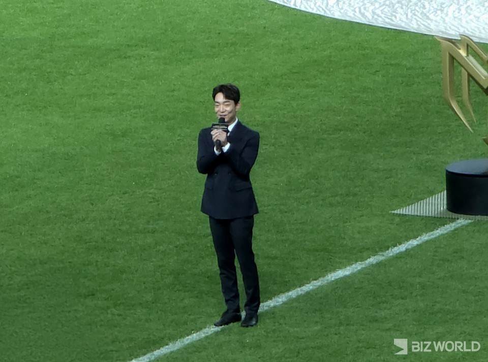 지난 14일 아이콘매치 경기 시작 전 박정무 넥슨 사업부사장이 관중을 향해 인사하고 있다. 사진=이효정 기자