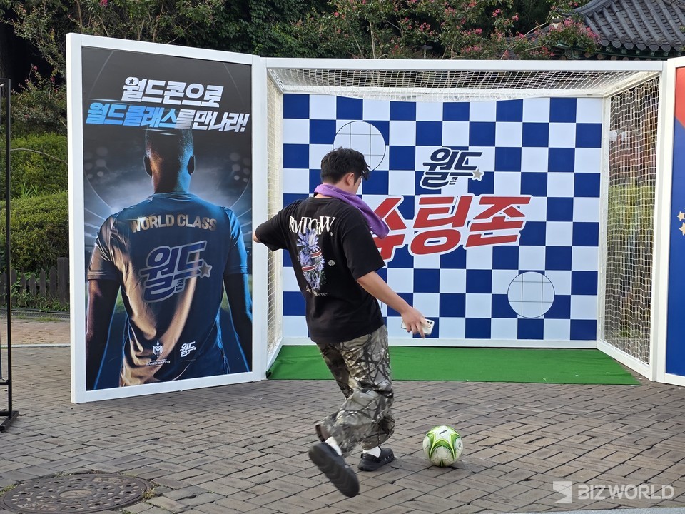 슈팅 체험 행사를 즐기고 있는 관람객. 사진=이효정 기자