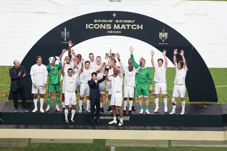 지난 14일 아이콘매치 우승팀인 '실드유나이티드'가 기념사진을 촬영하고 있다. 사진=넥슨