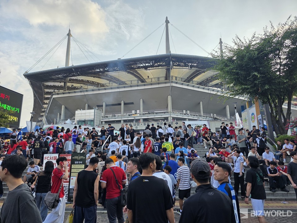 지난 14일 서울 월드컵경기장을 찾은 관람객들. 이날 총 6만4855명의 관중이 아이콘매치를 관람했다. 사진=이효정 기자