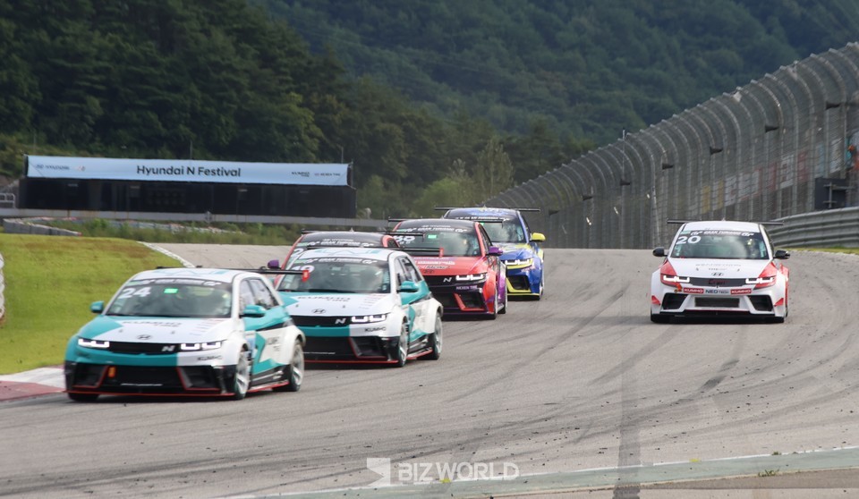 14일 진행된 현대 N 페스티벌 3라운드 메인 경기인 그란 투리스모 eN1 클래스 결승전 출발 모습. 인제=손진석 기자