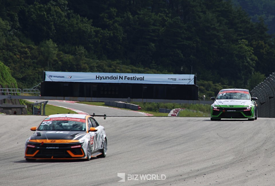 신우진(55번)이 경기 초반부터 선두로 나서 역주를 보여주고 있다. 인제=손진석 기자