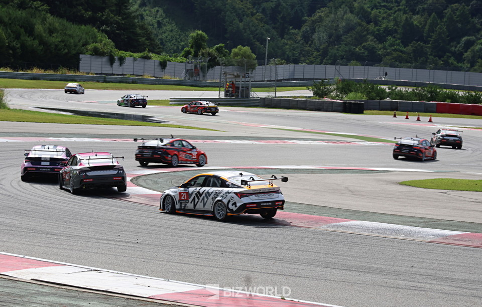 금호 N1 클래스 결승 경기 3랩 주행 모습. 인제=손진석 기자