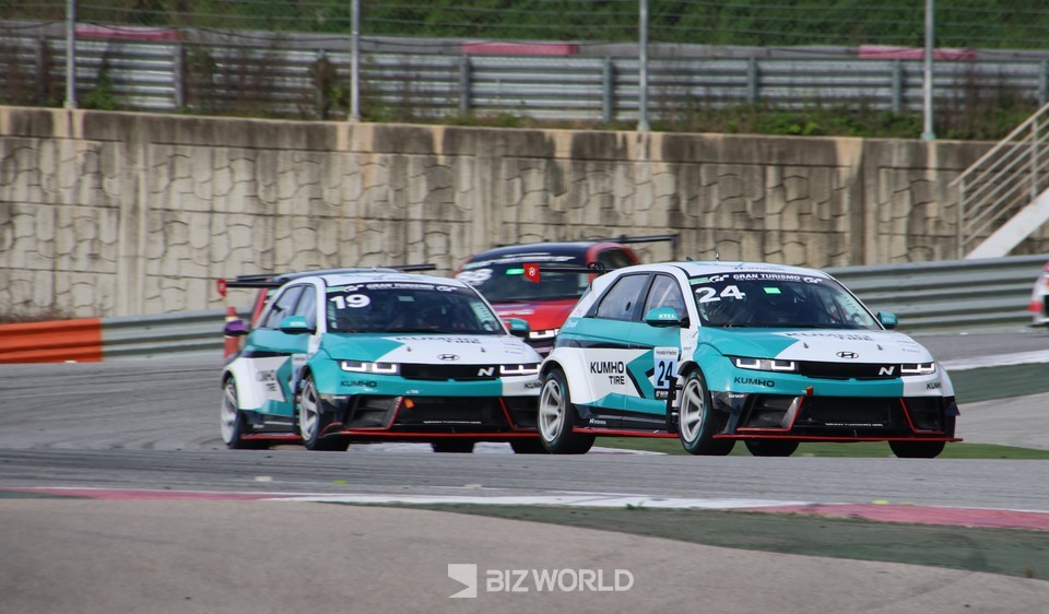 경기 종반에 들어서면서 이창욱과 노동기의 접전이 이어지면서 경기의 재미를 더했다. 잊제=손진석 기자