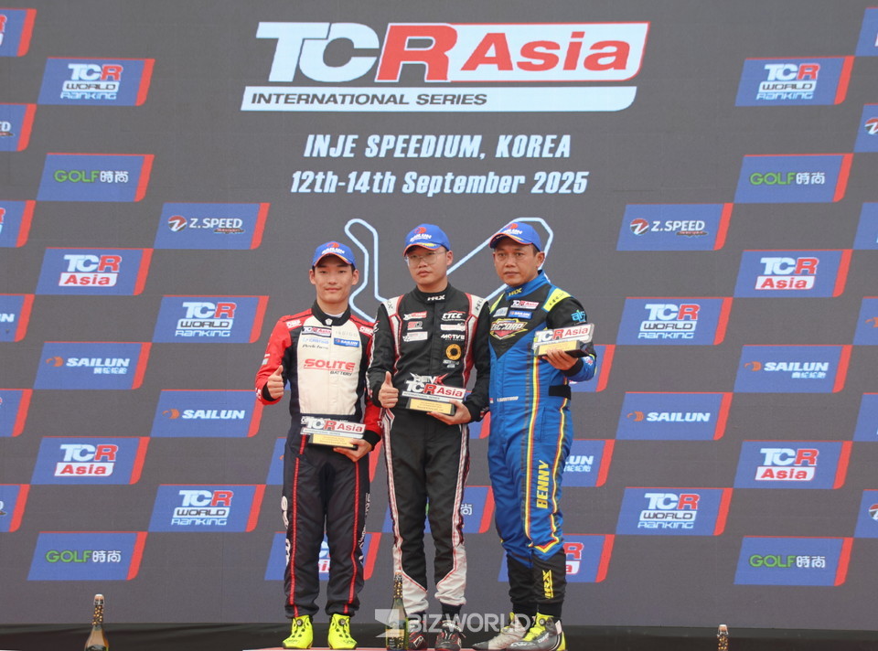 한국 박준의(왼쪽부터), 대만 쟝 치엔 샹, 인도네시아 상토스 베니가 포디움에 올라서 기념 사진을 촬영하고 있다. 인제=손진석 기자