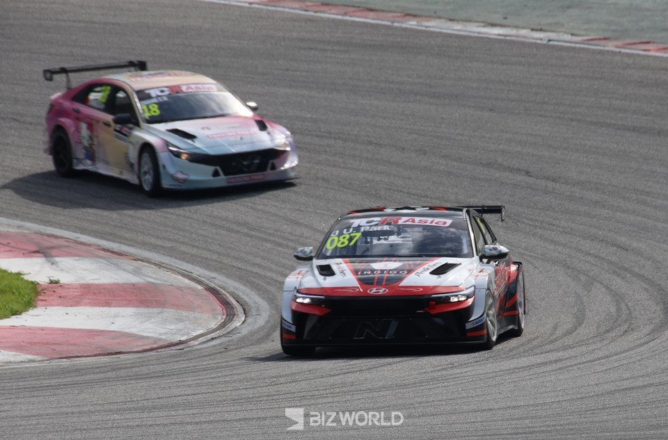 박준의(87)가 쟝첸동(18번)의 추격을 피해 가속하고 있다. 인제=손진석 기자