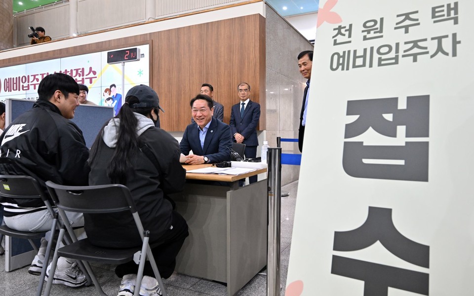 인천시는 지난 5월 12일부터 인천시청 본관 중앙홀에서 인천형 주거정책인 ‘아이(i) 플러스 집드림’의 일환으로 추진하는 ‘천원주택(전세임대주택)’의 예비 입주자 신청 접수를 시작했다. 이날 유정복 인천시장이 천원주택 신청 부부와 이야기를 나누고 있다. 참고사진=인천시