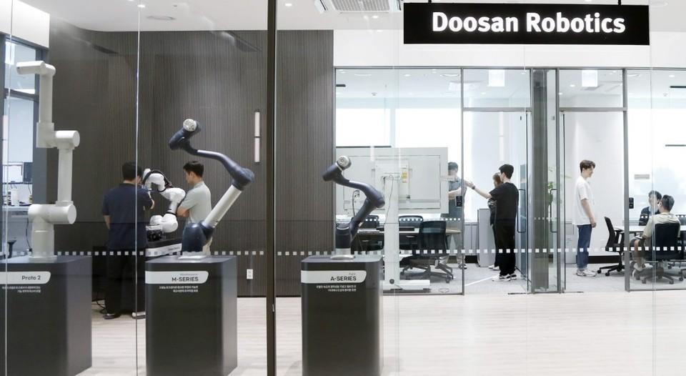 새롭게 조성된 ‘두산로보틱스 이노베이션 센터’의 연구개발 인력들이 기술 및 제품에 대한 논의를 진행하고 있다. 사진=두산로보틱스