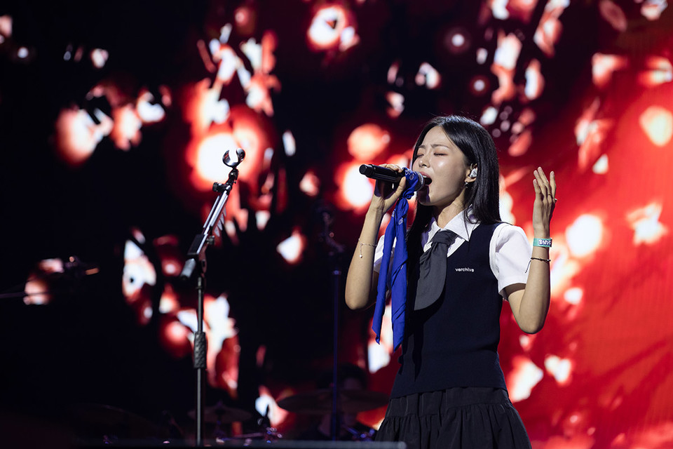 지난 13일 서울 잠실실내체육관에서 열린 블루웨이브 뮤직페스티벌에서 가수 HYNN(박혜원)이 열창하고 있다.