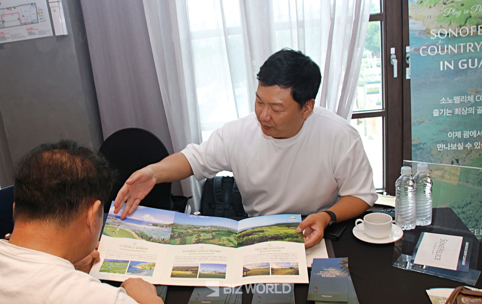 소노팰리체 CC괌 망길라오와 탈로포포를 홍보하는 장진현 J&J 마케팅 차장이 골프장에 대해 설명하고 있다. 사진=손진석 기자