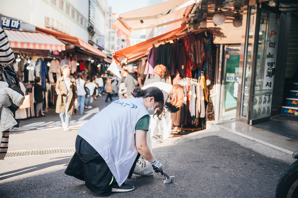 BAT로스만스는 기업의 사회적 책임을 다하기 위해 지난 2022년부터 와이퍼스와 함께 ‘에코 플로깅’ 행사를 이어오고 있다. 사진은 BAT로스만스 임직원이 전통시장 인근에서 플로깅 활동을 하고 있는 모습. 사진=BAT로스만스