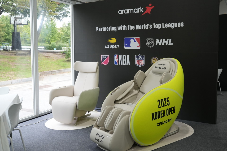 국제 여자프로테니스 대회 ‘WTA 500 코리아오픈 2025’ 현장에 설치된 세라젬 셀트론 순환체어(왼쪽)와 파우제 M8 Fit. 사진=세라젬