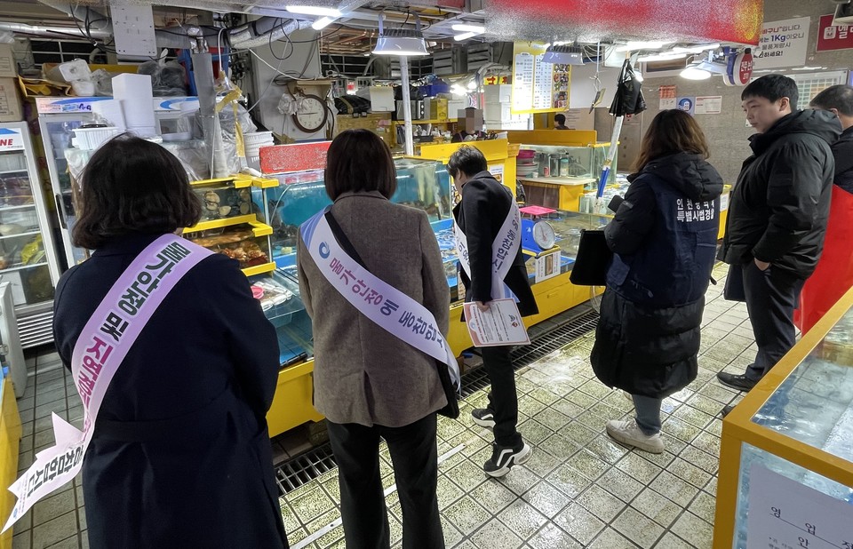 인천시(시장 유정복) 수산기술지원센터는 추석 명절을 맞아 수산물의 소비 증가가 예상됨에 따라 오는 10월 2일까지 수산물 판매업소를 대상으로 수산물 원산지표시 이행 여부 등을 확인하는 특별점검을 한다고 밝혔다. 사진=인천시