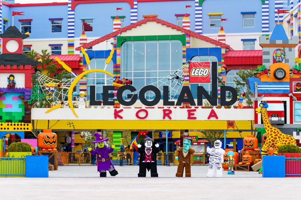 레고랜드가 ‘몬스터 캐슬’ 시즌을 맞이해 가을 시즌 패스와 몬스터 패밀리 패키지를 출시했다. 사진=레고랜드 코리아