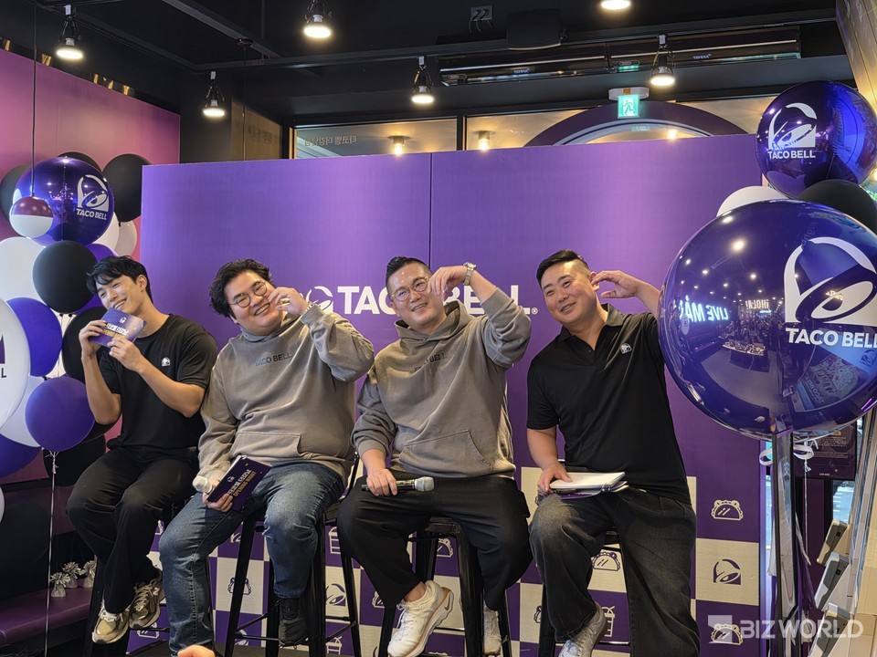 (왼쪽부터) 손승현 KFC 코리아 타코벨 CMO(마케팅 총괄),한종수 KFC 코리아 타코벨 총괄 본부장, 신호상 KFC 코리아 대표,전영욱 KFC 코리아 R&D센터 팀장이 질문에 답변하고 있다. 사진=이효정 기자