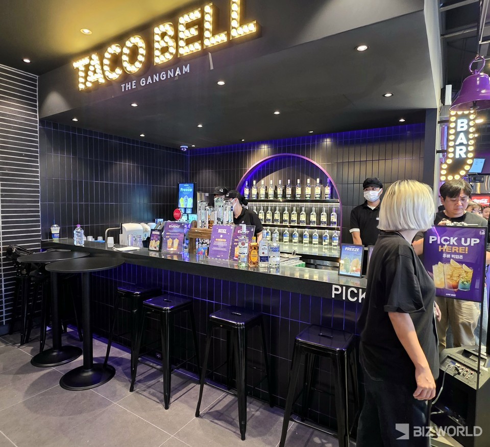 '타코벨 더 강남' 내 위치한 풀 바(Bar). 사진=이효정 기자