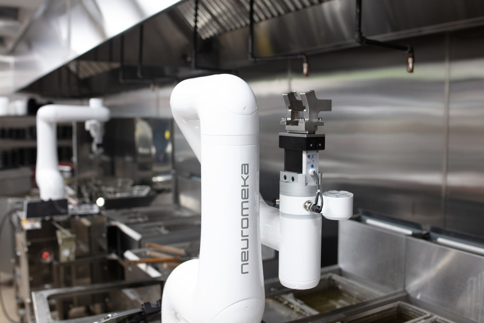 교촌치킨 ‘미드윌셔(Mid-Wilshire)점’ 주방에 설치된 협동조리로봇. 사진=교촌에프앤비