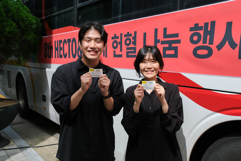 헥토그룹 임직원이 지난 2~3일 전개된 정기 헌혈 나눔 행사 ‘8th Hecto&(헥토앤드) 캠페인’에서 헌혈에 동참한 후 기념촬영을 하고 있다. 사진=헥토그룹