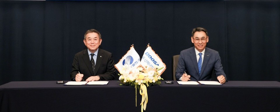 경기도 성남시 분당두산타워에서 열린 양수발전 기자재 국산화 MOU 체결식에서 정연인 두산에너빌리티 부회장(오른쪽)과 김준동 한국남부발전 사장이 이를 기념해 사진 촬영을 하고 있다. 사진=두산에너빌리티