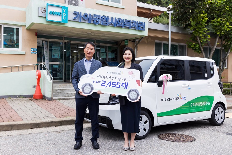KT&G복지재단이 지역 사회복지활동 지원을 위해 경차 150대를 지원하는 ‘2025 사회복지기관 차량 전달식’을 열었다. 사진은 지난 16일 임선준 KT&G복지재단 사무처장(왼쪽)이 이은아 군포시가야종합사회복지관 관장과 함께 기념사진 촬영을 하고 있는 모습. 사진=KT&G복지재단