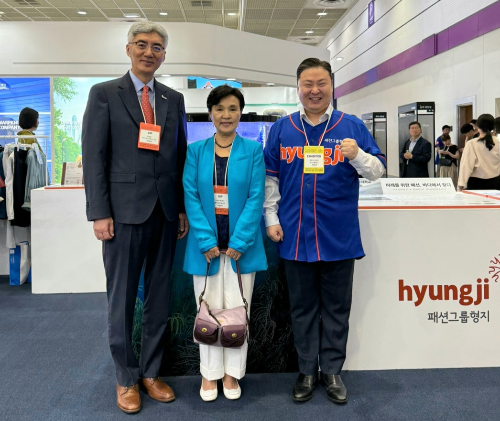 지난달 20일 '프리뷰 인 서울 2025(PIS 2025)' 형지관 친환경존에서 최준호 형지엘리트·글로벌 대표이사(오른쪽)와 강금실 전 법무부장관(가운데) 그리고 한태준 겐트대학교 글로벌캠퍼스 총장(왼쪽)이 기념 사진을 촬영하고 있다. 사진=형지엘리트·글로벌