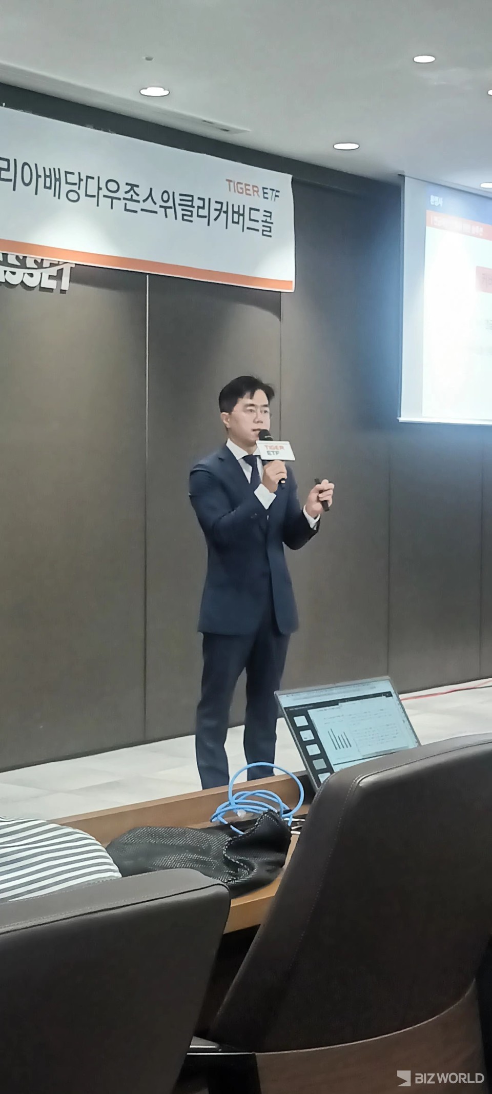 김남기 미래에셋자산운용 ETF(상장지수펀드) 부문 대표가 18일 서울 을지로 미래에셋센터원에서 'TIGER 200타겟위클리커버드콜'·'TIGER 코리아배당다우존스위클리커버드콜' ETF 신규 출시에 앞서 해당 ETF의 장점을 소개하고 있다. 사진=비즈월드 박제성 기자