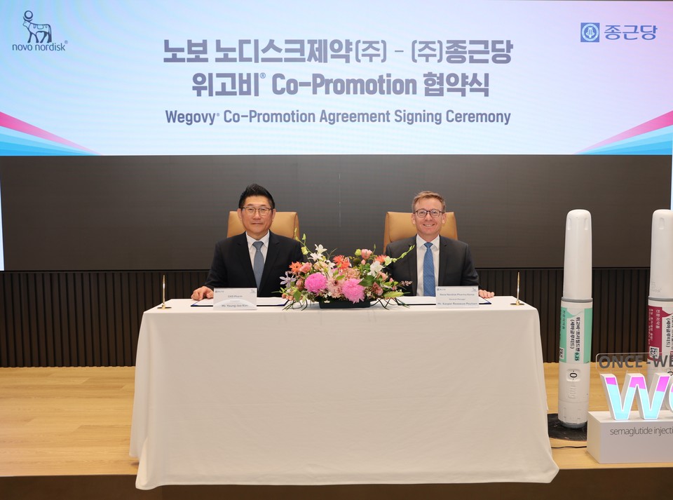 김영주 종근당 대표(왼쪽)와 캐스퍼 로세유 포울센 한국노보노디스크제약 대표가 18일 종근당 충정로 본사에서 위고비 공동판매 계약을 체결한 후 기념촬영을 하고 있다. 사진=종근당