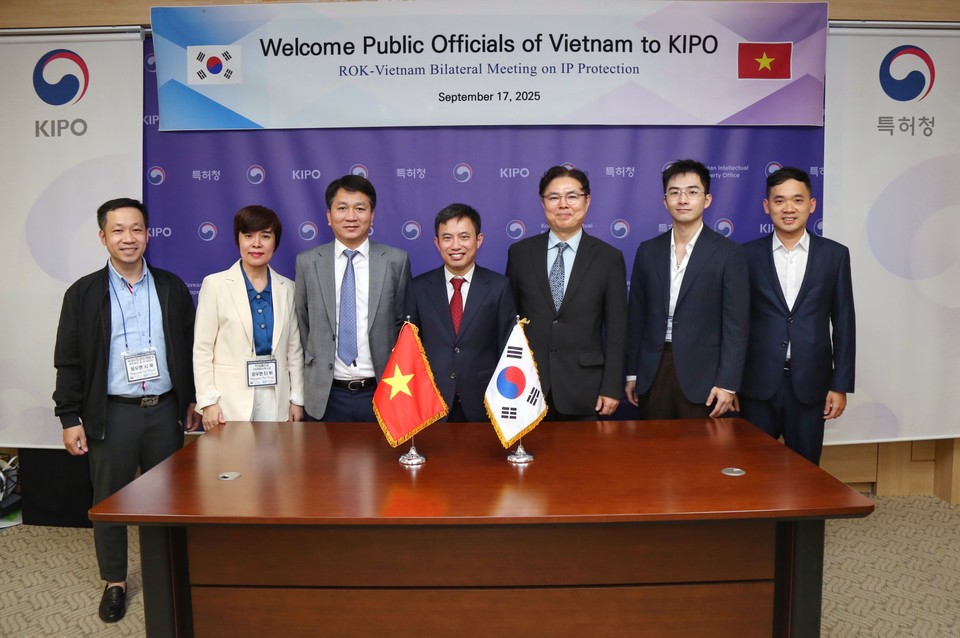 목성호 특허청 차장(왼쪽에서 다섯 번째)이 간담회에 앞서 레 휘 안(Le Huy Anh) 베트남 지식재산청 차장(왼쪽에서 네 번째) 등 베트남 정부기관 관계자들과 기념촬영을 하고 있다. 사진=특허청
