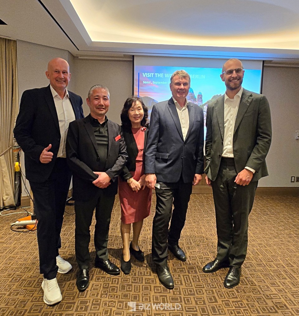 랄프 오스텐돌프(Ralf Ostendorf) 베를린관광청 마케팅 이사(왼쪽부터)와 아키라 니시야마 독일관광청 일본 지사장, 독일관광청 한국사무소 낸시 최 대표, 부르크하르트 키에커(Buckhard Kieker) 베를린 관광청장, 요하네스 모어만(Johannes Mohrmann) 베를린 브란덴부르크 공항(BER) 항공 부문 사업 개발(비즈니스 개발) 선임 관리자가 기념 사진을 촬영하고 있다. 사진=손진석 기자