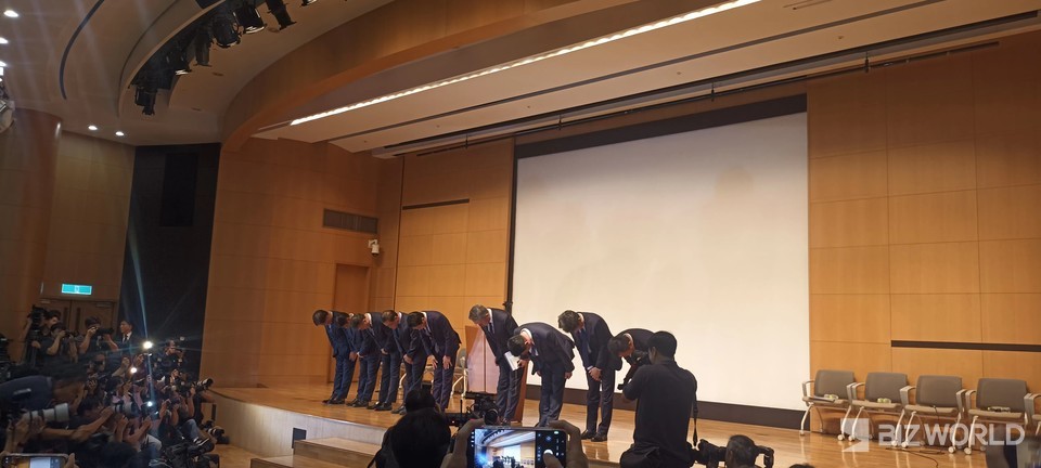 롯데카드가 조좌진 대표(왼쪽 5번째)를 비롯해 주요 임원들이 18일 서울 부영태평 빌딩에서 열린 언론브리핑에서 이같은 내용을 담은 이번 온라인 해킹 사건에 대한 사과문과 동시에 사고 경위와 피해사례 여부, 고객 보호조치 방안 등을 소상히 설명했다. 사진=비즈월드 박제성 기자