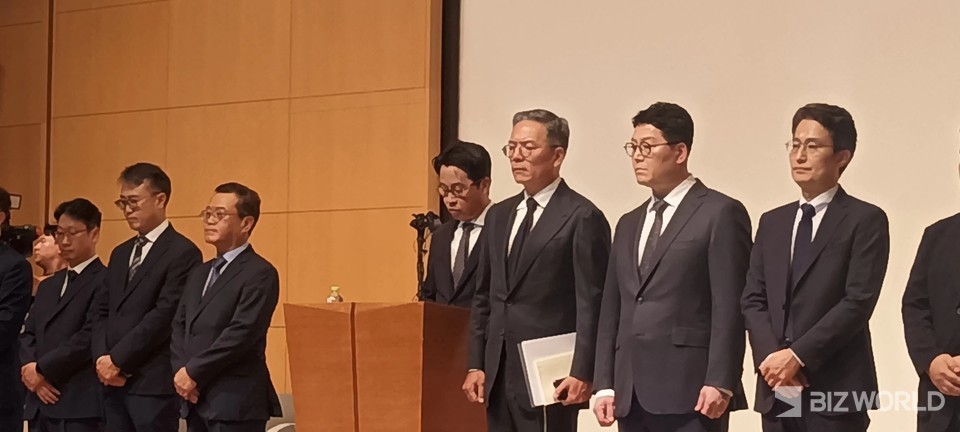 롯데카드가 조좌진 대표(왼쪽 5번째)를 비롯해 주요 임원들이 18일 서울 부영태평 빌딩에서 열린 언론브리핑에서 이같은 내용을 담은 이번 온라인 해킹 사건에 대한 사과문과 동시에 사고 경위와 피해사례 여부, 고객 보호조치 방안 등을 소상히 설명했다. 사진=비즈월드 박제성 기자