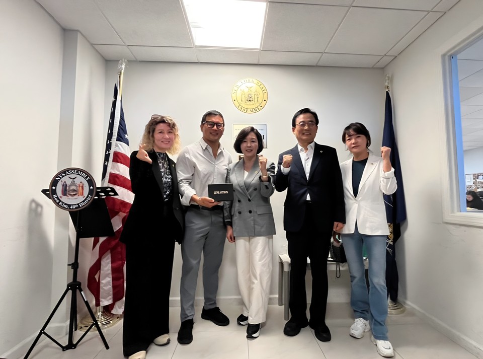 서울시의회 문화체육관광위원회 김경 위원장과, 김형재 의원, 김혜영 의원, 아이수루 의원이 론 림 뉴욕주 하원의원과 간담회 이후 기념 사진을 촬영하고 있다. 사진=서울시의회