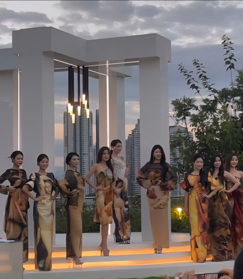 대구 KBS아트비전미용학원은 지난 9월 10일 오후 6시 호텔 수성 라 포레 수성에서 열린 ‘MISS INTERCONTINENTAL KOREA 2025’ 본선 무대에서 현장실무반 학생들이 앙드레김 패션쇼 무대의 헤어·메이크업을 전격 지원했다고 19일 밝혔다. 사진=대구 KBS아트비전미용학원