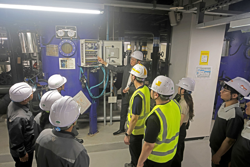 박전훈 파라다이스시티 안전보건총괄팀장이 협력사에 안전보건 기술을 지도하고 있다. 사진=파라다이스시티