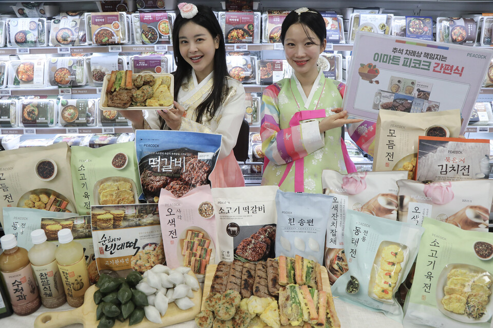 모델이 이마트 피코크 간편식을 소개하고 있다. 사진=이마트