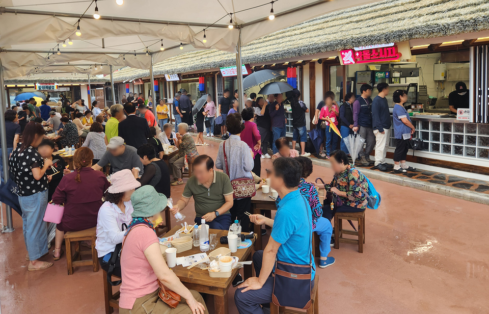 더본코리아가 소멸위기 지역을 살리기 위한 ‘다시온(溫)’ 프로젝트를 본격 가동한다. 사진은 문경시 '가은아자개장터'의 모습. 사진=더본코리아