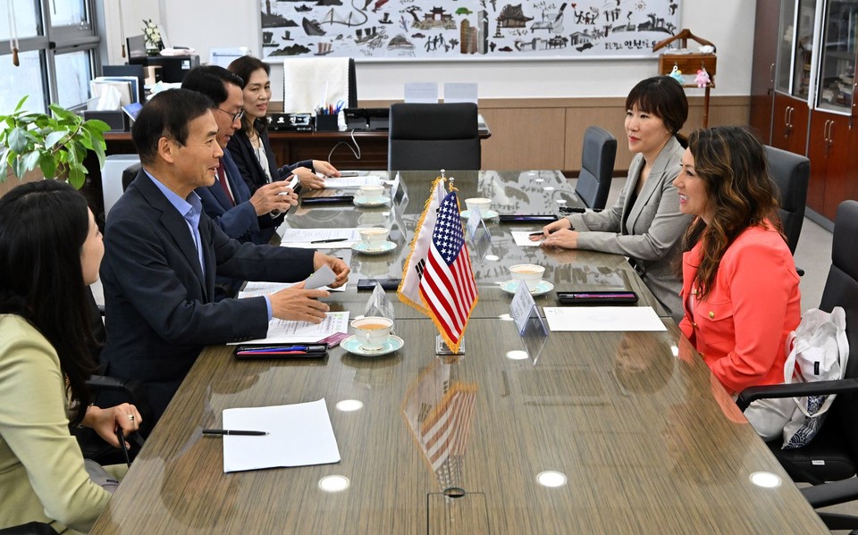 황효진 글로벌도시정무부시장(왼쪽 두 번째)이 19일 시청 접겹실에서 알래스카주 상무·지역사회·경제개발부 줄리 샌디(Julie Sande) 장관을 접견하고 상호 협력방안 등을 논의하고 있다. 사진=인천시