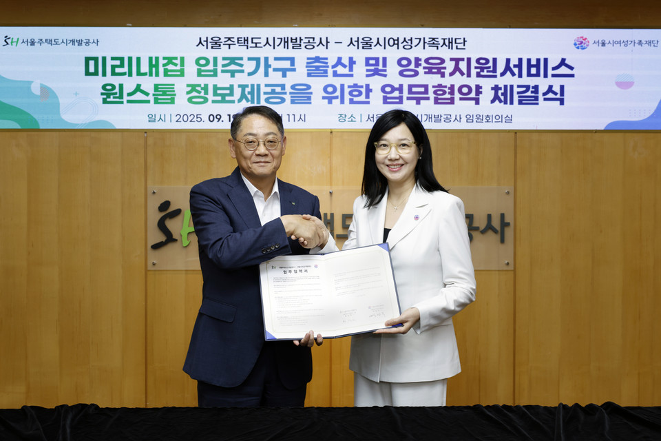 황상하 SH 사장(왼쪽)과 박정숙 서울시여성가족재단 대표이사가 협약 체결 후 악수하고 있다. 사진=SH