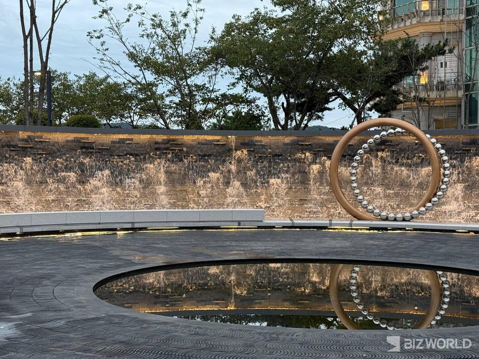 소노캄 경주 외부공간 '탄생의 기원'에 전시된 채미지 작가의 '더 모먼트 오브 러브'. 사진=김미진 기자